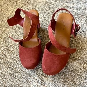 Universal Threshold Rust colored Clog/Heels w/ bronze buckle |size 5| worn once